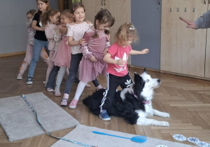 Lili przechodzi pod nogami dzieci