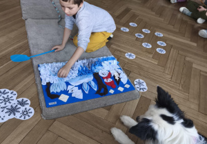 Dzieci chowają smaczki w macie węchowej a pies czeka