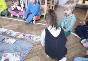 Układały w trakcie czytania przebieg bajki