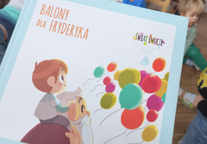 Dzieci słuchały bajki