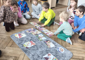 Układały w trakcie czytania przebieg bajki