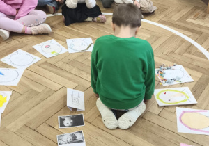 Dzieci pokazywały jak wygląda smutny człowiek