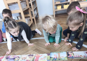 Układały w trakcie czytania przebieg bajki