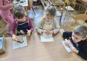 Na zdjęciu widzimy dzieci, które zjadają wykonane tosty.
