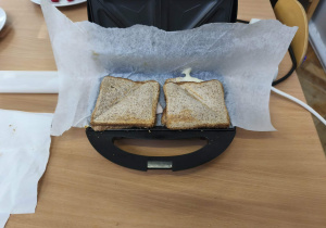 Na zdjęciu widzimy tosty w tosterze