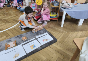 Na zdjęciu widzimy chłopca, który przyporządkowuje chleb do ilustracji.