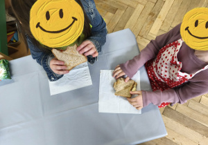 Na zdjęciu widzimy dwie dziewczynki, które zjadają tosty.