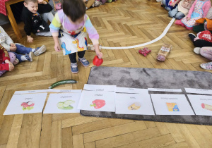 Na zdjęciu widzimy dziewczynkę, która przyporządkowuje paprykę do ilustracji.