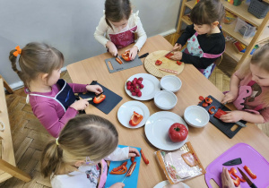 Na zdjęciu widzimy dzieci, które kroją paprykę.