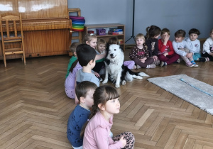 Na zdjęciu widzimy Lily siedzącą koło dzieci.