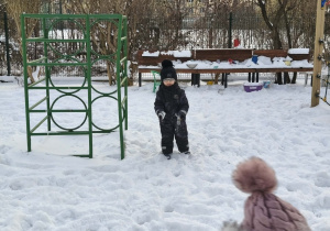 Na zdjęciu widzimy chłopca, któwy w ręku śnieżynkę.