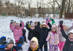 Na zdjęciu widzimy grupkę dzieci, które są na dworze.