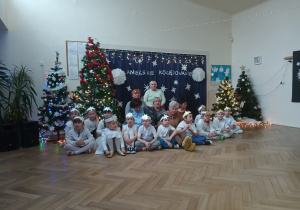 Na zdjęciu widzimy Panie Seniorki oraz dzieci. Wszyscy wspólnie śpiewają kolędy.