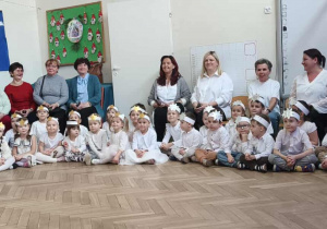 Na zdjęciu widzimy Pani Seniorki z Fundacji oraz dzieci.