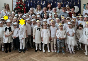 Na zdjęciu widzimy wszystkie osoby uczestniczące w "Anielskim kolędowaniu".