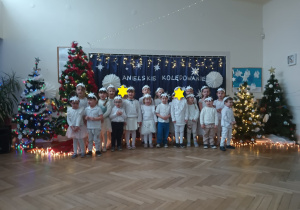 Na zdjęciu widzimy dzieci, które śpiewają kolędę "Wśród nocnej ciszy".