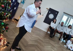 Na zdjęciu widzimy Panią Agnieszkę prowadzącą "Anielskie kolędowanie".