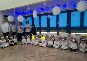 Na zdjęciu widzimy dzieci, które siedzą i czekają na swój występ.