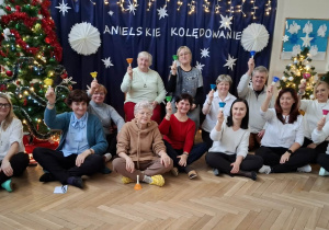Na zdjęciu widzimy Panie Seniorki, personel przedszkola oraz nauczycielki, które grają na dzwonkach.