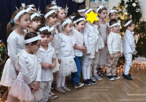 Na zdjęciu widzimy dzieci, które śpiewają piosenkę "Jest taki dzień".