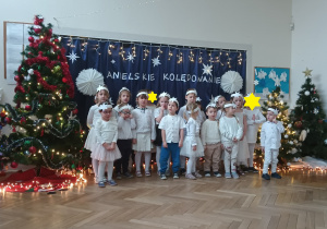 Na zdjęciu widzimy dzieci, które śpiewają piosenkę "Jest taki dzień".