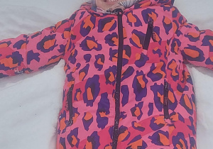 aniołek na śniegu wykonany przez dziewczynkę