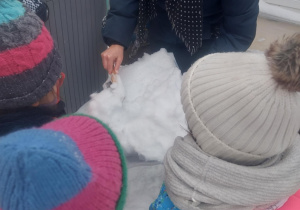 odgarniamy śnieg z naszych lodowych bombek