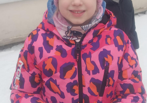 dziewczynka pokazująca swoją bombkę