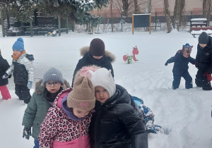 zabawy dzieci na śniegu