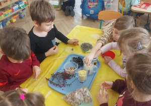 dzieci komponujące przysmaki dla ptaków