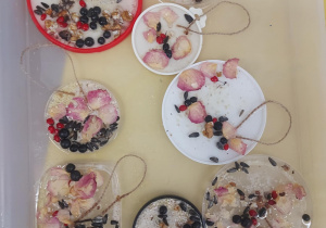 przysmaki dla ptaków skomponowane przez dzieci