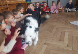 Lila przechadzająca się wśród dzieci