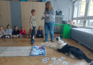 chłopiec, który odczytuje napis na wybranej gwiazdce, gdzie ma schować smaczka