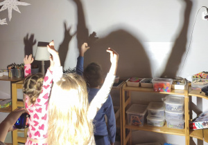 Dzieci budzące się po nocy na śpiworkach