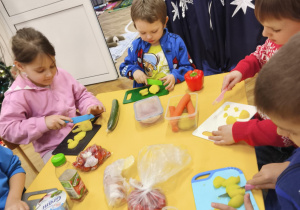 Dzieci wykonują sałatkę na kolację