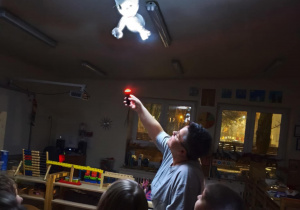 Nauczyciel pokazuje zabawy z cieniami