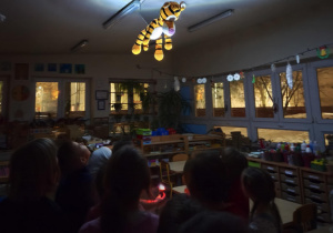 Nauczyciel pokazuje zabawy z cieniami