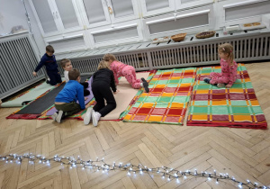 Dzieci szykują miejsca do spania