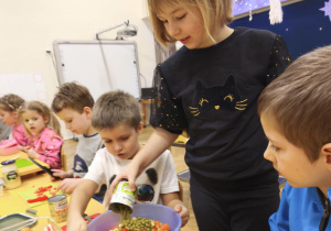 Dzieci wykonują sałatkę na kolację