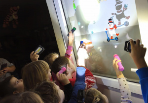 Nauczyciel pokazuje zabawy z cieniami