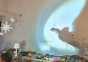 Dzieci budzące się po nocy na śpiworkach