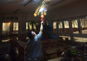 Nauczyciel pokazuje zabawy z cieniami