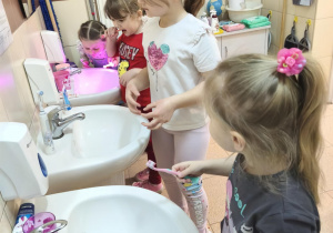 Dzieci myją zęby