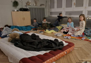 Dzieci budzące się po nocy na śpiworkach