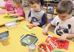 Dzieci wykonują sałatkę na kolację