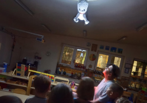 Nauczyciel pokazuje zabawy z cieniami