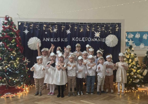 Zdjęcie przedstawia dzieci podczas występu.