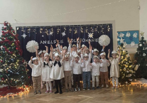 Zdjęcie przedstawia dzieci podczas występu.