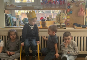 Zdjęcie przedstawia chłopca słuchającego wypowiedzi dzieci .