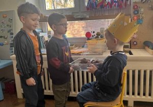 Zdjęcie przedstawia chłopca składającego życzenia Jubilatowi.